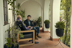 Adam Brody come Noah in Nobody Wants This 2x03