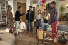 (S-D) Justine Lupe come Morgan, Arian Moayed come Andy, Adam Brody come Noah, Stephanie Faracy come Lynn, Kristen Bell come Joanne, Michael Hitchcock come Henry in Nobody Wants This 2x03