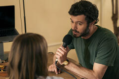 Adam Brody come Noah in Nobody Wants This 2x03