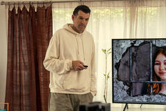 Timothy Simons come Sasha in Nobody Wants This 2x04