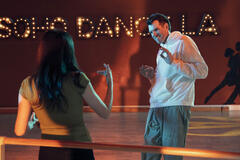 Timothy Simons come Sasha in Nobody Wants This 2x04