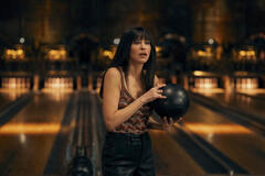 Jackie Tohn come Esther in Nobody Wants This 2x05