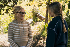(S-D) Stephanie Faracy come Lynn, Kristen Bell come Joanne in Nobody Wants This 2x08