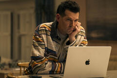 Timothy Simons come Sasha in Nobody Wants This 2x08