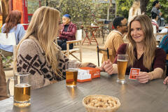 (S-D) Justine Lupe come Morgan, Kristen Bell come Joanne in Nobody Wants This 2x09