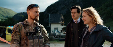 (S-D) Mads Sjøgård Pettersen come Captain Kristoffer Holm, Kim S. Falck-Jørgensen come Andreas Isaksen e Ine Marie Wilmann come Nora Tidemann in Troll