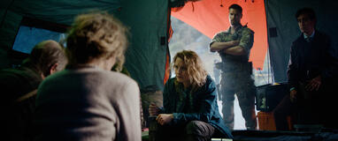 (S-D) Trond Magnum come Lars Gundersen, Ingrid Vollan come Oddrun Gundersen, Ine Marie Wilmann come Nora, Mads Sjøgård Pettersen come Captain Kristoffer Holm e Kim S. Falck-Jørgensen come Andreas Isaksen in Troll