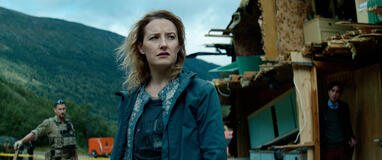 (S-D) Mads Sjøgård Pettersen come Captain Kristoffer Holm, Ine Marie Wilmann come Nora Tidemann e Kim S. Falck-Jørgensen come Andreas Isaksen in Troll