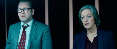 (S-D) Fridtjov Såheim come Frederick Markussen e Anneke von der Lippe come Berit Moberg in Troll