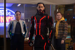 (S-D) Greta Lee come Eve Kim, Jared Leto come Ares, e Arturo Castro come Seth Flores in Tron: Ares
