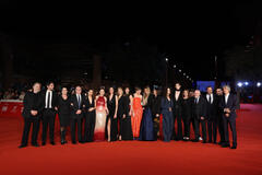 Stefano Ambrogi, Valerio Vestoso, Monica Guerritore, Carlo Verdone, Claudia Potenza, Mariacarla Casillo, Giada Benedetti, Chiara Basserman, Irene Girotti, Caterina de Angelis, Vera Gemma, Corinne Jiga, Adele Cammarata, Pietro Paschini, Antonella Dominici, Aurelio De Laurentiis, Luigi De Laurentiis, Matteo Francomano e Sergio Rubini sul Red Carpet di Vita da Carlo - Stagione Finale alla Festa del Cinema di Roma 20, il 26 Ottobre 2025 a Roma (Italia)