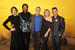 Karolina Wydra, Samba Schutte, Vince Gilligan (creatore, sceneggiatore, regista e produttore esecutivo), Rhea Seehorn e Carlos Manuel Vesga partecipano alla première mondiale della serie Apple TV Pluribus presso la Directors Guild of America il 4 novembre 2025 a Los Angeles, California