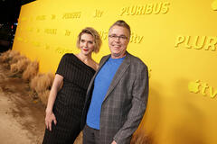 Rhea Seehorn e Vince Gilligan (creatore, sceneggiatore, regista e produttore esecutivo) partecipano alla première mondiale della serie Apple TV Pluribus presso la Directors Guild of America il 4 novembre 2025 a Los Angeles, California