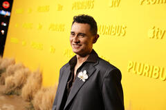 Carlos Manuel Vesga partecipa alla première mondiale della serie Apple TV Pluribus presso la Directors Guild of America il 4 novembre 2025 a Los Angeles, California