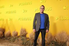 Il creatore e produttore esecutivo Vince Gilligan partecipa alla première mondiale della serie Apple TV Pluribus presso la Directors Guild of America il 4 novembre 2025 a Los Angeles, California