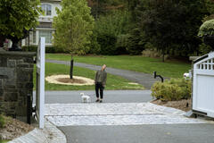 Claire Danes come Aggie Wiggs in The Beast in Me 1x01