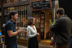 (S-D) Il regista Mark Steven Johnson, Minka Kelly come Sydney Price e Tom Wozniczka come Henri Cassell sul set di Champagne Problems