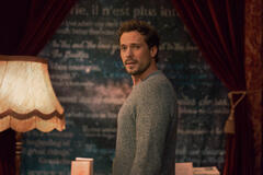 Tom Wozniczka come Henri Cassell in Champagne Problems