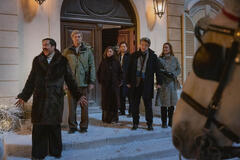 (S-D) Sean Amsing come Roberto Salazar, Flula Borg come Otto Moller, Minka Kelly come Sydney Price, Tom Wozniczka come Henri Cassell, Thibault De Montalembert come Hugo Cassell e Astrid Whettnall come Brigitte Laurent in Champagne Problems