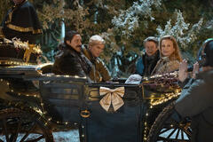 (S-D) Sean Amsing come Roberto Salazar, Flula Borg come Otto Moller, Thibault De Montalembert come Hugo Cassell e Astrid Whettnall come Brigitte Laurent sul set di Champagne Problems