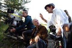 La regista Lynne Ramsay sul set di Die My Love