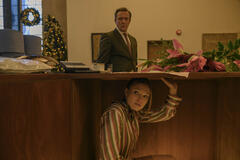 (S-D) Peter Serafinowicz come Maxwell Sterling e Olivia Holt come Sophia in Jingle Bell Heist