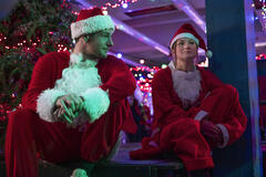 (S-D) Connor Swindells come Nick e Olivia Holt come Sophia in Jingle Bell Heist