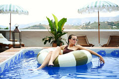 Josephine Højbjerg come Agnes in Mango