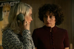 (S-D) Carolina Crescentini come Adelina Tattilo, Lidia Vitale come Lella in Mrs Playmen 1x05