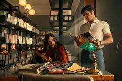 (S-D) Francesca Colucci come Elsa, Marco Rossetti come Steve in Mrs Playmen 1x07