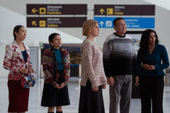Sharon Gee, Darinka Arones, Rhea Seehorn, Amarburen Sanjid e Menik Gooneratne in Pluribus 1x02