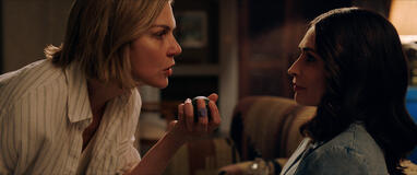 Rhea Seehorn e Karolina Wydra in Pluribus 1x03
