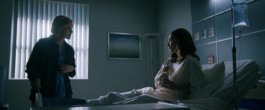 Rhea Seehorn e Karolina Wydra in Pluribus 1x04