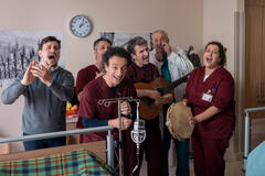 (S-D) Alessandro Idonea come Giulio Giacalone, Angelo Pisani come Infermiere Andrea, Salvo Ficarra come Salvo, Valentino Picone come Valentino, Enrico Bertolino come Primario Olivieri, Alessia Spinelli come Infermiera Luisa in Sicilia Express 1x02