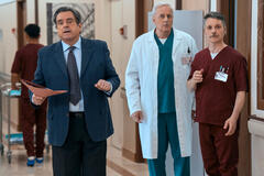 (S-D) Sergio Vastano come Direttore Perrone, Enrico Bertolino come Primario Olivieri, Angelo Pisani come Infermiere Andrea in Sicilia Express 1x05