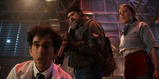 (S-D) Jesse Gavin come Scientist, David Harbour come Jim Hopper, e Millie Bobby Brown come Undici in Stranger Things: Stagione 5