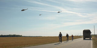 (S-D) Finn Wolfhard come Mike Wheeler, Noah Schnapp come Will Byers, e Nell Fisher come Holly Wheeler in Stranger Things: Stagione 5