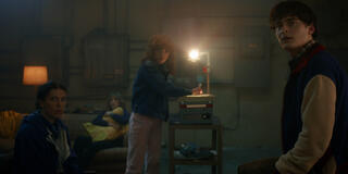 (S-D) Millie Bobby Brown come Eleven, Maya Hawke come Robin Buckley, Natalia Dyer come Nancy Wheeler, e Noah Schnapp come Will Byers in Stranger Things: Stagione 5