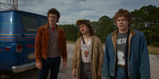 (S-D) Joe Keery come Steve Harrington, Gaten Matarazzo come Dustin Henderson, e Charlie Heaton come Jonathan Byers in Stranger Things: Stagione 5