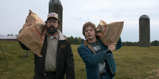 (S-D) Brett Gelman come Murray Bauman e Charlie Heaton come Jonathan Byers in Stranger Things: Stagione 5