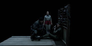 (S-D) David Harbour come Jim Hopper, Millie Bobby Brown come Eleven, e Alex Breaux come Lt. Robert Akers in Stranger Things: Stagione 5