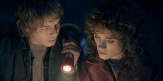 (S-D) Charlie Heaton come Jonathan Byers e Natalia Dyer come Nancy Wheeler in Stranger Things: Stagione 5