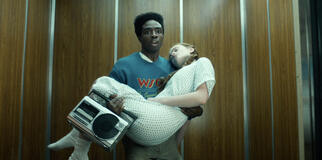 (S-D) Caleb McLaughlin come Lucas Sinclair e Sadie Sink come Max Mayfield in Stranger Things - Stagione 5