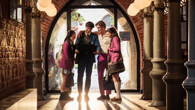 Lin Wang (Andrea Guo), Kieran (Frederic Balonier), James Beaufort (Damian Hardung), Ruby Bell (Harriet Herbig-Matten) in Maxton Hall - Il mondo tra di noi - Stagione 2