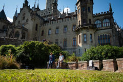 James (Damian Hardung), Cyril (Ben Felipe) in Maxton Hall - Il mondo tra di noi - Stagione 2