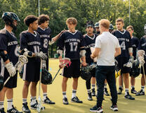 Wren (Esmael Agostinho), Alistair (Justus Riesner), James (Damian Hardung), Kesh (Govinda Cholleti), Coach Freeman (Kasem Hoxha), Cyril (Ben Felipe) in Maxton Hall - Il mondo tra di noi - Stagione 2