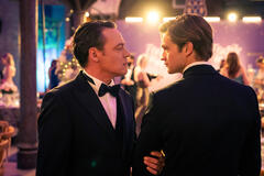 Mortimer (Fedja van Huêt), James (Damian Hardung) in Maxton Hall - Il mondo tra di noi - Stagione 2