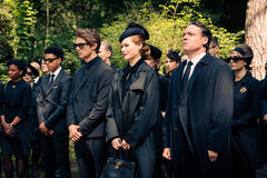 Wren (Esmael Agostinho), James (Damian Hardung), Lydia (Sonja Weisser), Mortimer (Fedja van Huêt), Elaine (Eli Riccardi) in Maxton Hall - Il mondo tra di noi - Stagione 2