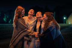 Lydia (Sonja Weisser), Ruby (Harriet Herbig-Matten), Lin (Andrea Guo), Ember (Runa Greiner) in Maxton Hall - Il mondo tra di noi - Stagione 2