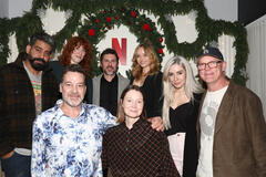 (S-D) Rahul Kohli, ospiti, Michael Fimognari, Samantha Sloyan, Madeleine Arthur, ospite e Matthew Lillard  partecipano alla proiezione di 'Jingle Bell Heist' di Netflix al Netflix Roma Theater il 7 novembre 2025 a Los Angeles, California